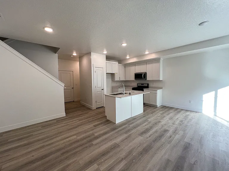 904 N 1150 E — Photo 1