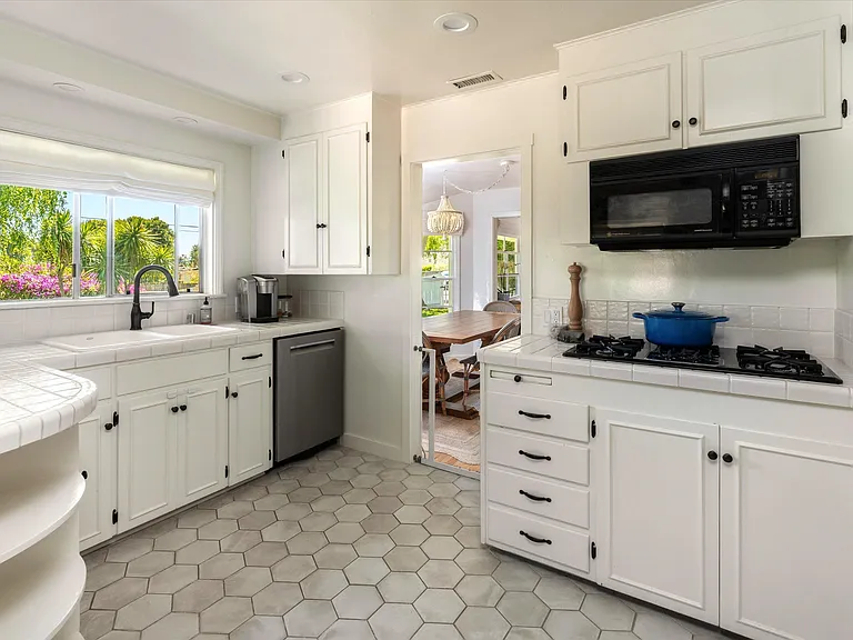 3182 Serena Ave — Photo 9