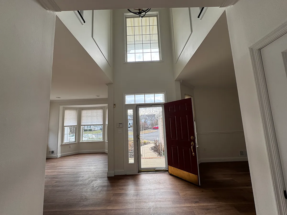 Foyer - 20 Nicholson Ky