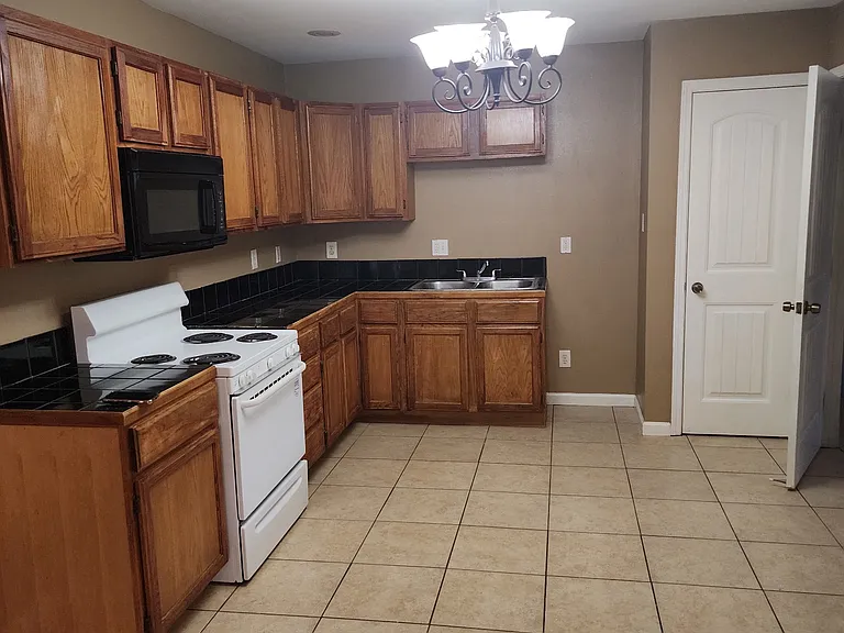 2109 Octavia Dr — Photo 10