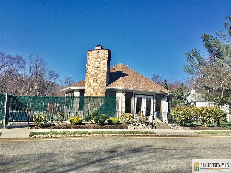 682 Darlington Dr — Photo 26