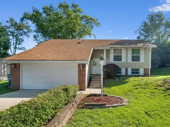 5205 Springtrail Dr, Florissant, MO 63033