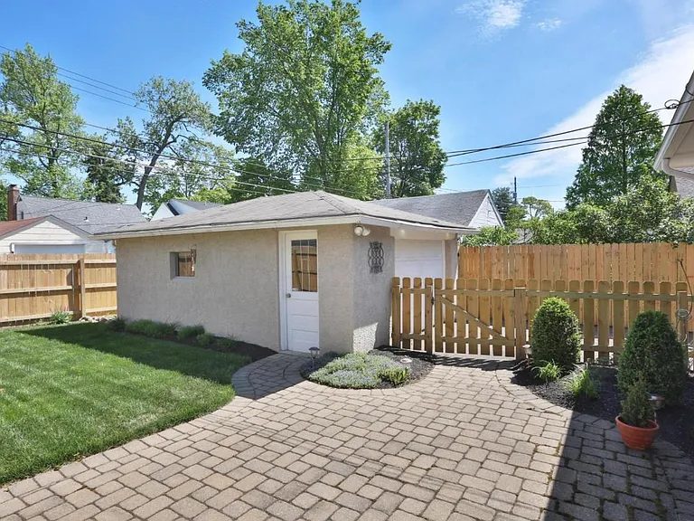 556 E Beechwold Blvd — Photo 14