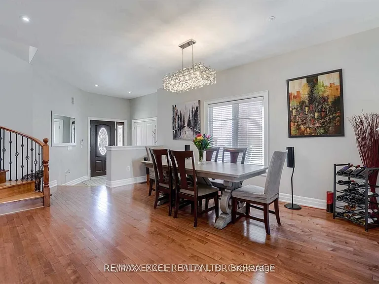 10 Pondmede Cres — Photo 4