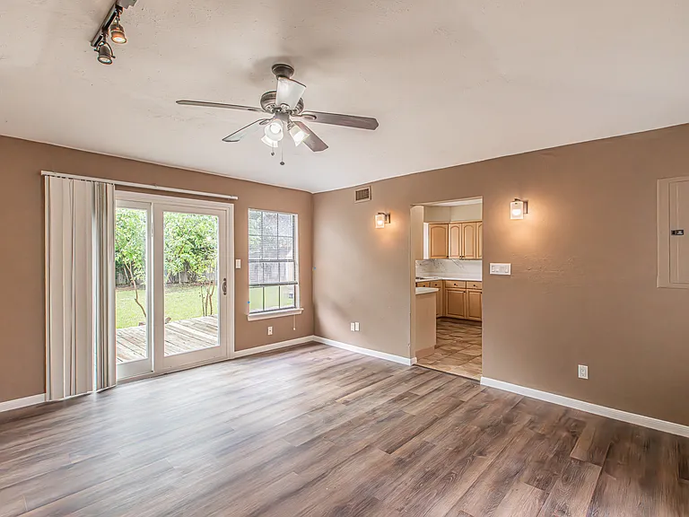 5203 Sutton Ct — Photo 9