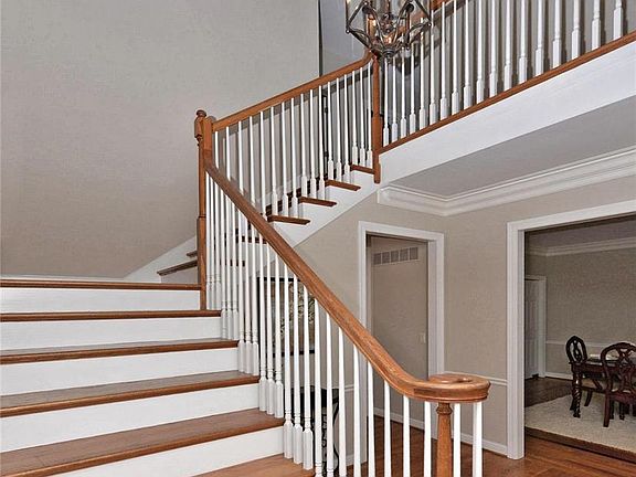 3rd image of 542 Claymont Place Dr