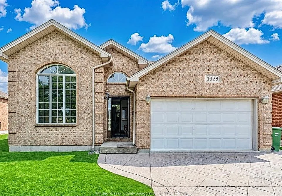 1328 Imperial Cres
