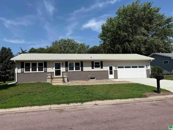 1009 Thunderbird Dr, Hawarden, IA 51023