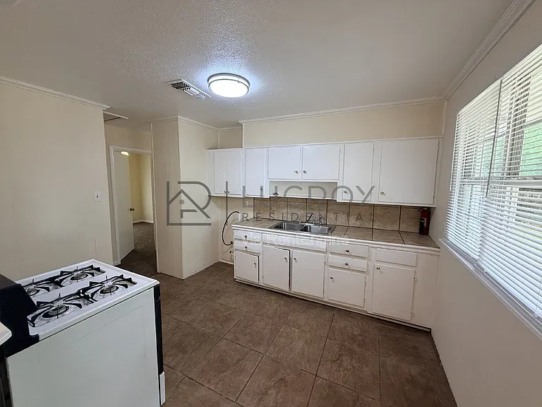 2805 Engleside Dr — Photo 9