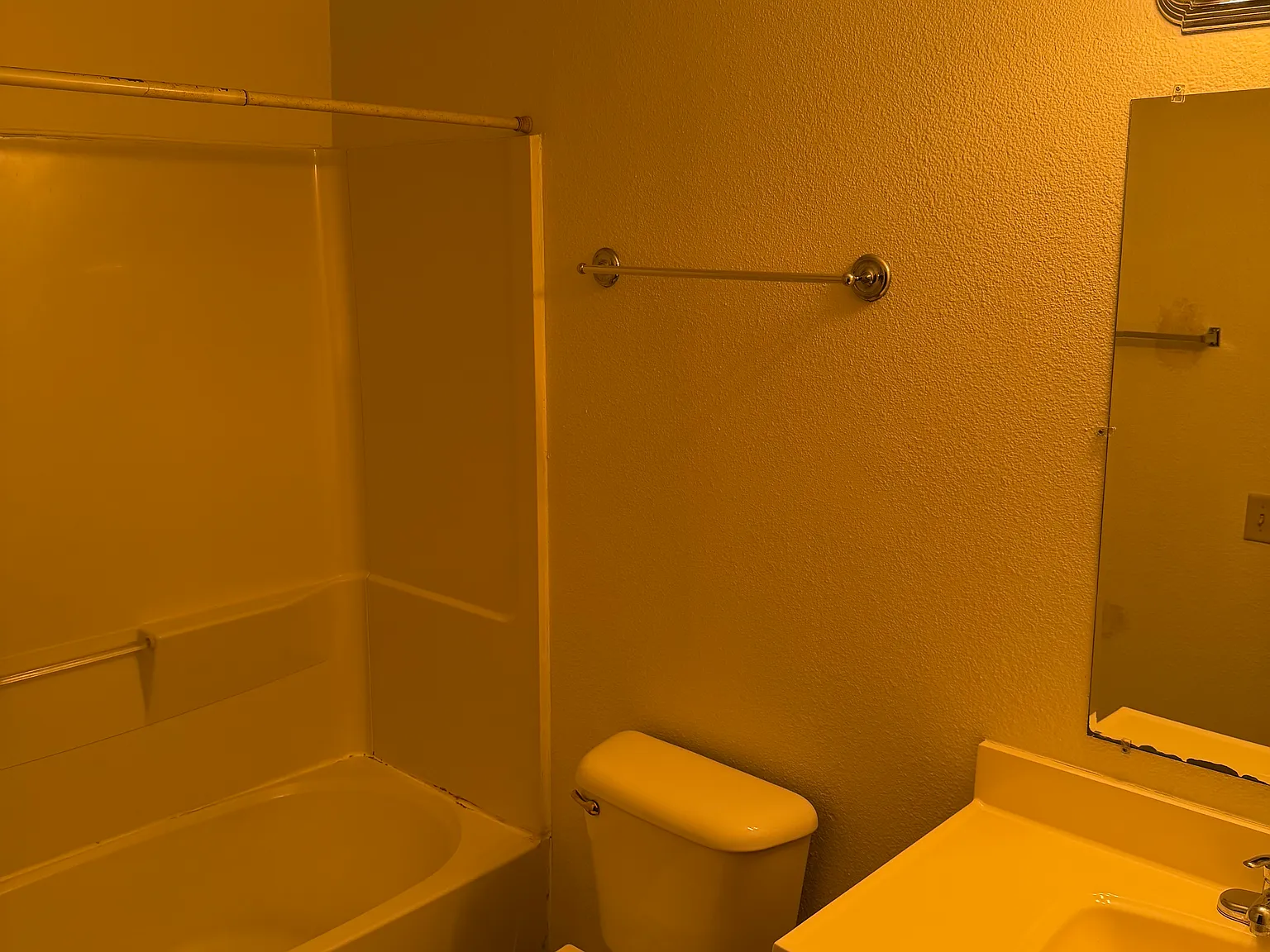 3 bed, 1337 sqft, $2,300 — Photo 2