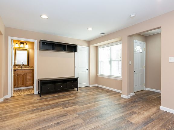 2nd image of 1006 Jewett St