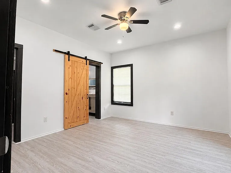 11611 Walraven Dr — Photo 9
