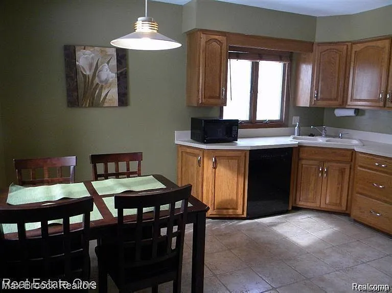 1610 South Blvd — Photo 6