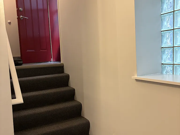 Private side entrance to unti