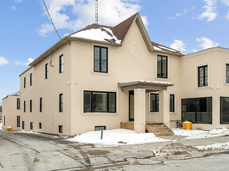 251 Simcoe St S #103 — Photo 1