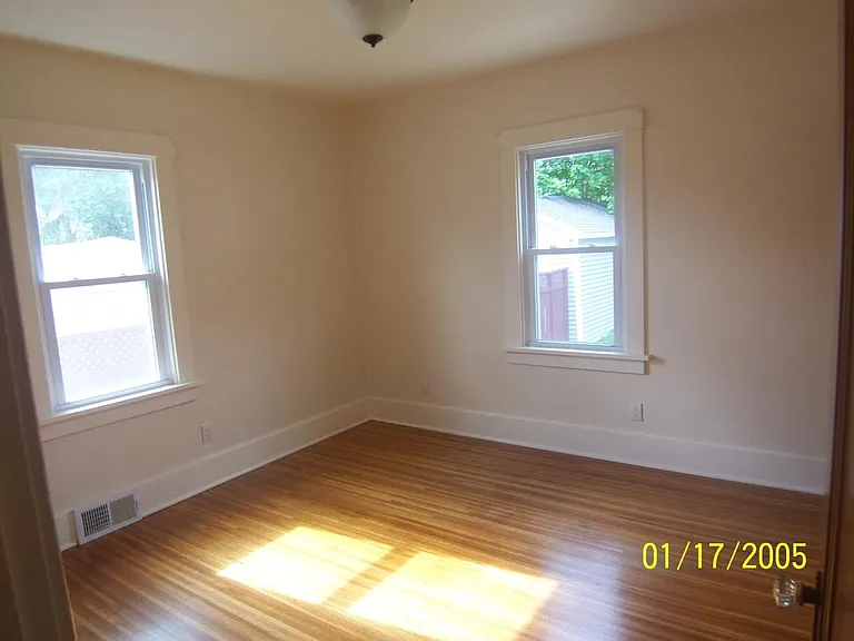 90 Redfern Dr — Photo 8