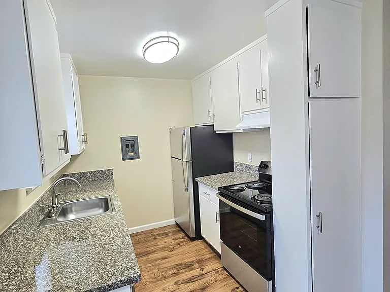 527 Walker Dr — Photo 2