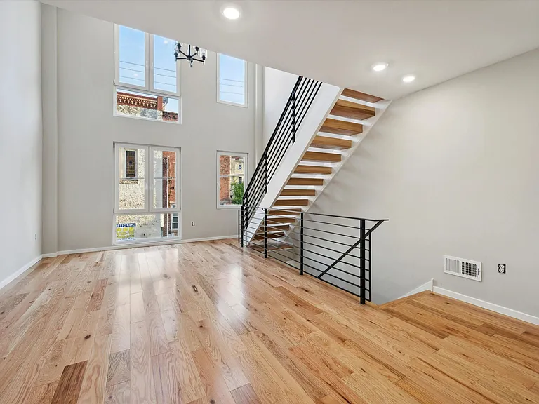 1515 W Stiles St #22 — Photo 1
