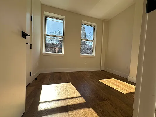 Rented by Space Link Realty | media 10