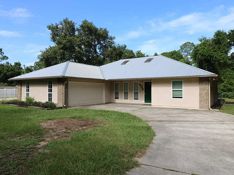 4225 Oak Ln — Photo 1