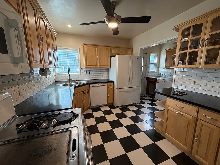 957 W Summerland Ave — Photo 5