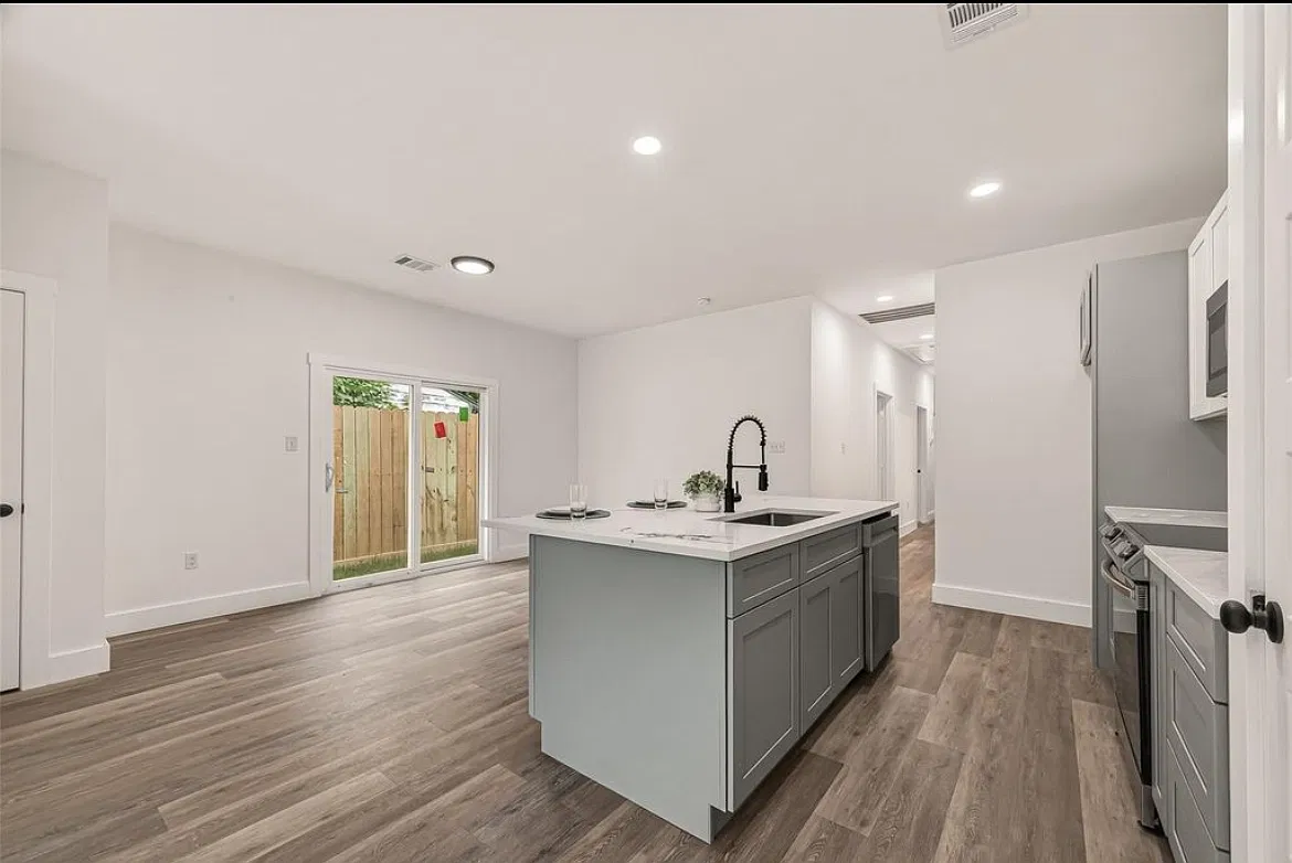 3 bed, 2.5 bath, $1,000 — Photo 3