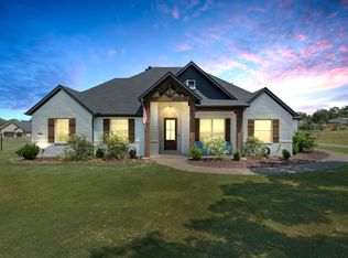 108 Creek Forest Rd, Azle, TX 76020