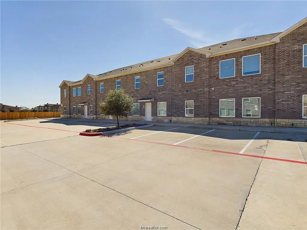 2 bed, 2.5 bath, 1010 sqft, $1,300 — Photo 1