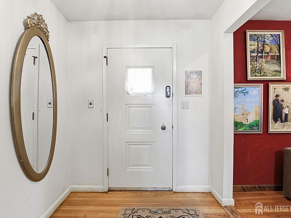 3rd image of 467 Lincoln Ave