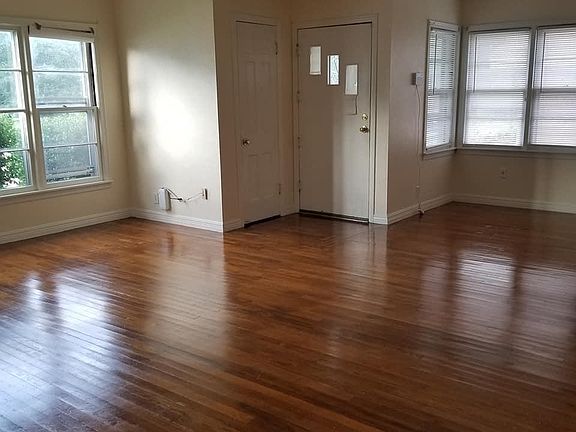 Living room. Looking from hallway towards the frontdoor.