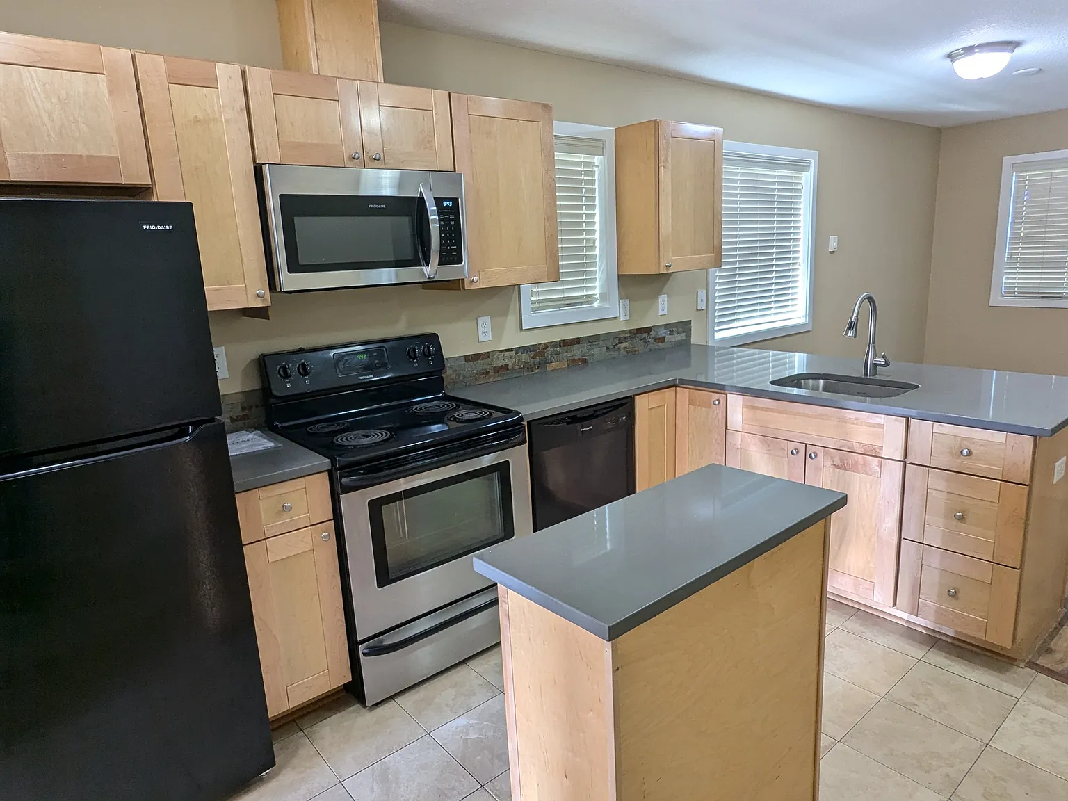 3 bed, 2.5 bath, 1250 sqft, $2,100 — Photo 3