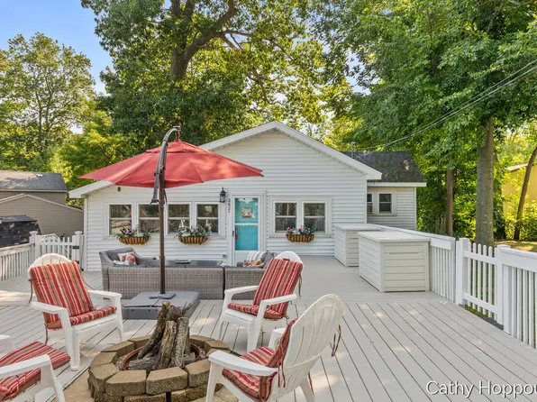 2621 Lansing St, Crystal, MI 48818