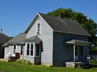 207 E Oak St, Garrison, IA 52229