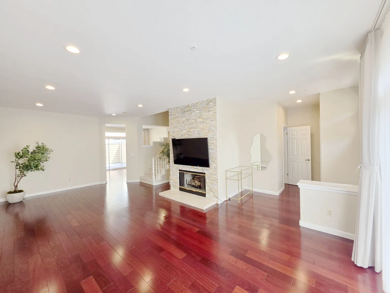 3 bed, 2.5 bath, 2013 sqft, $6,000 — Photo 3