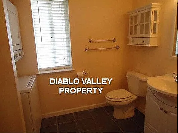 Building Photo - 3837 Vineyard Ave #B