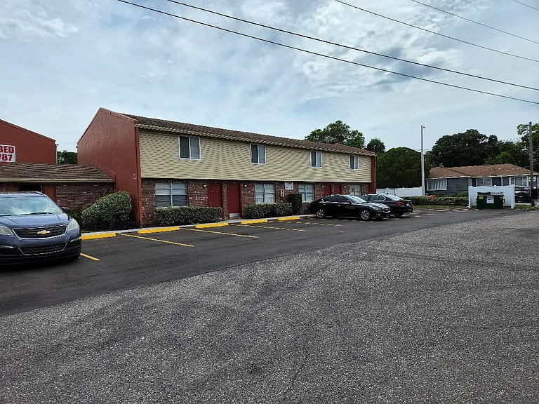15530 N Nebraska Ave #B — Photo 1