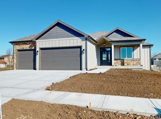 2628 SW Sherwood Park Dr, Topeka, KS 66614