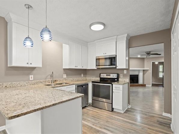 326 Farm Place Ct NE