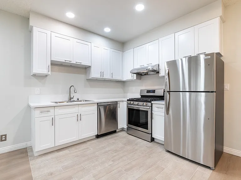 1138 S Grand View St — Photo 3