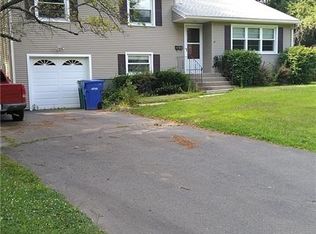 4 Clover Ln, Bloomfield, CT 06002