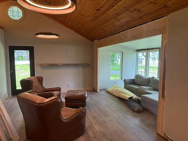 2519 Manor Ln photo 1