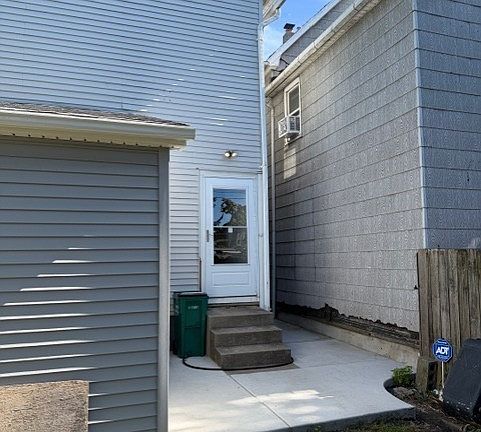 3rd image of 324 Dearborn St