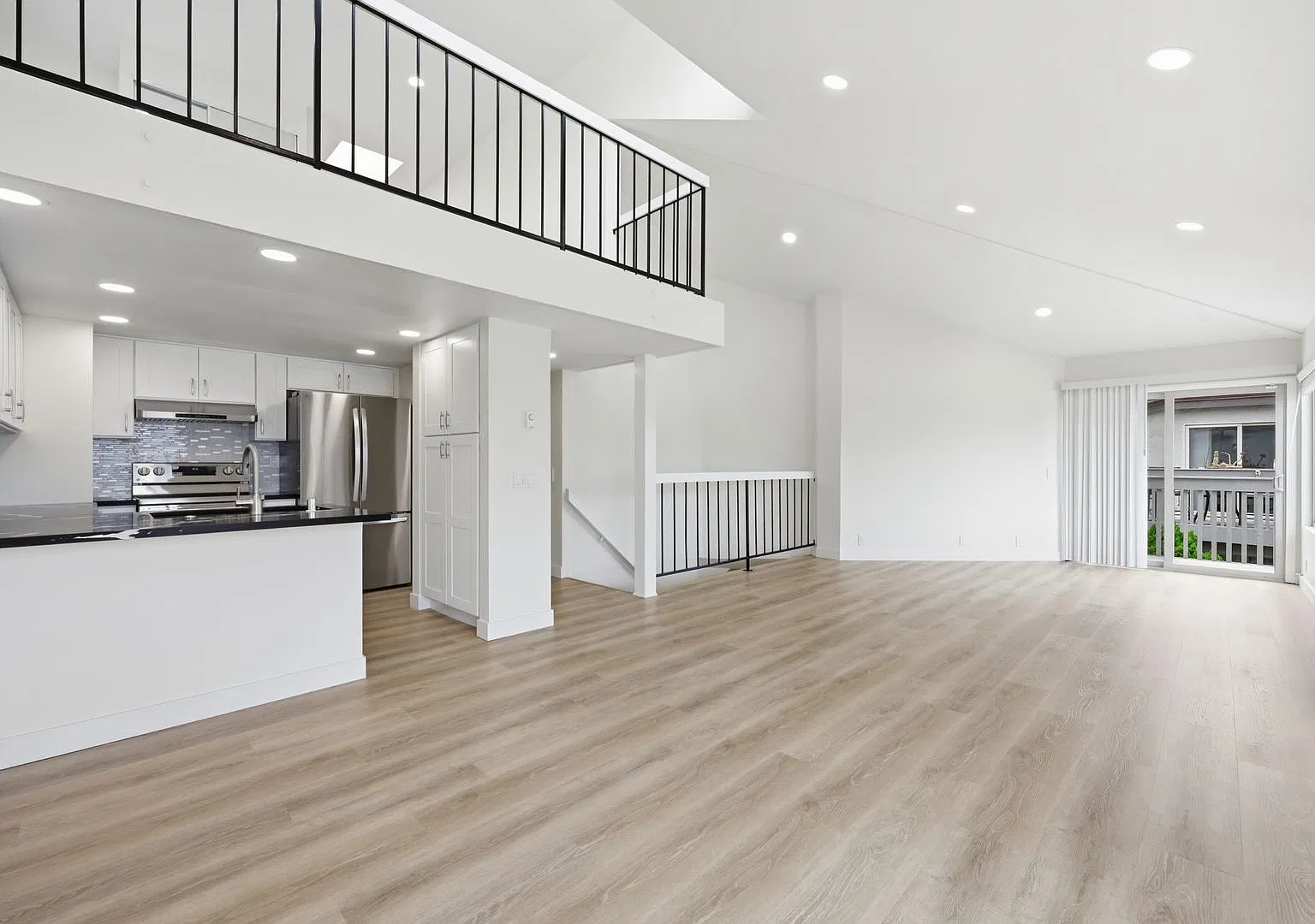 For Lease - 1+2 Condo With Ensuite Loft Over Looking The Channel Islands Harbor W/Lots Of Amenities — Photo 4