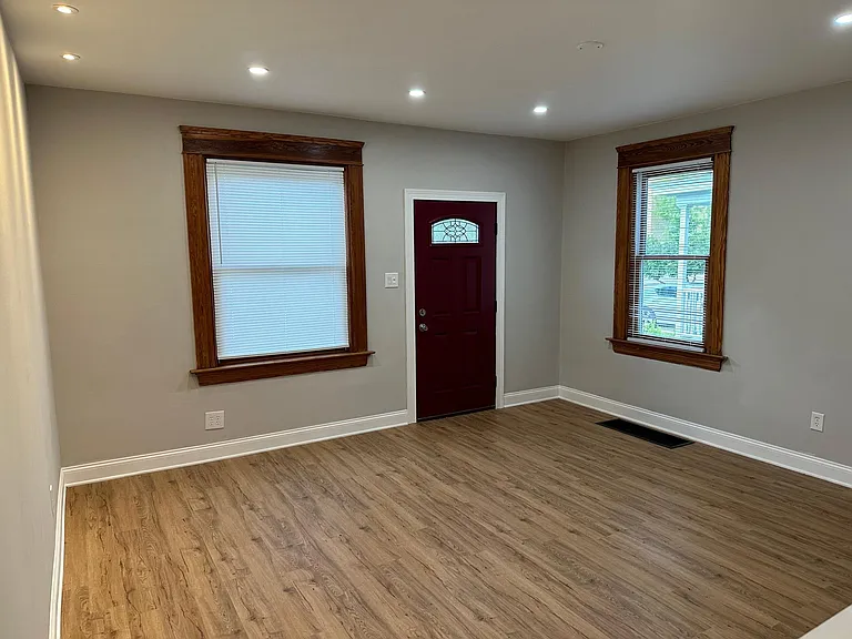 2827 Astoria Ave — Photo 6