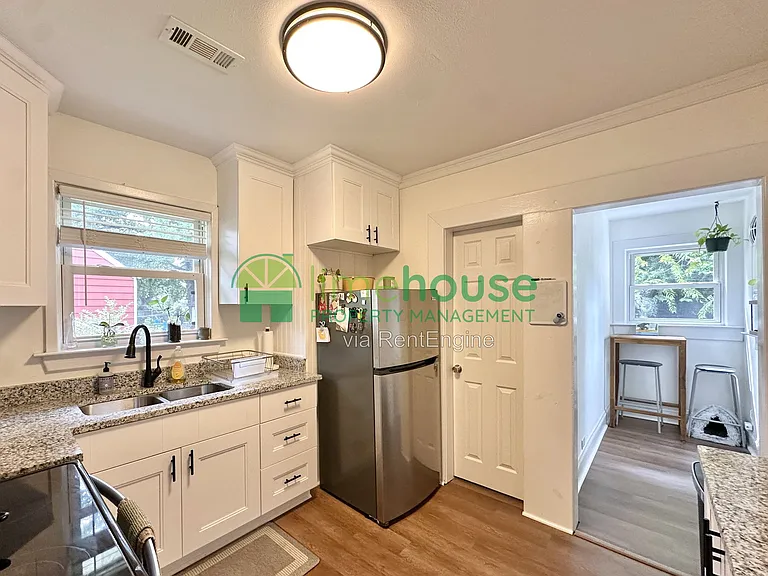 2835 Somme Ave — Photo 5