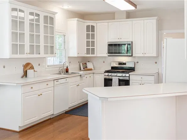 304 Barrington Ln, Yorktown, VA 23693