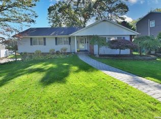 25 High Ridge Rd, Plainview, NY 11803