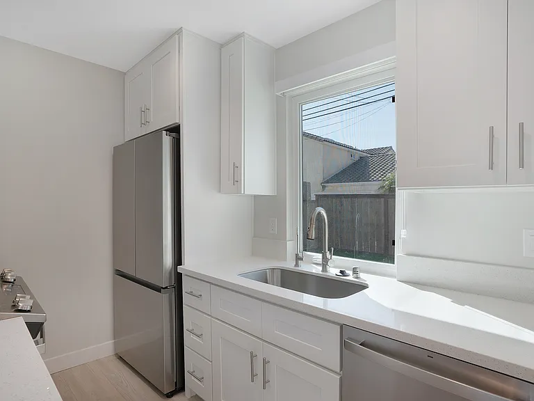1056 1/2 Emory St — Photo 9