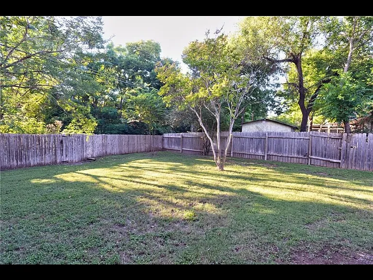 8200 Grayledge Dr — Photo 19