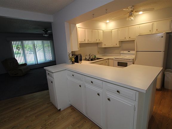 4th image of 1126 Maberly St